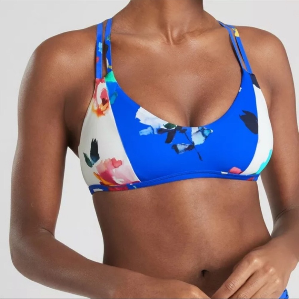 Athleta South Swell Blossom bikini top. Size medium. NWT